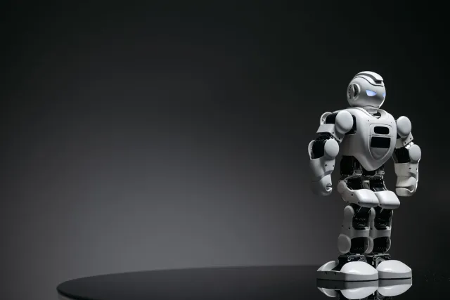 Robot humanoide Z01 husi Zoomlion servisu iha fábrika industrial ho teknolojia AI avansadu, hatudu oinsá robot muda indústria
