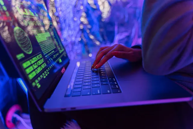 Ilustrasaun kona-ba ataque cibernético ne'ebé afeta hospital sira, ho komputadór ne'ebé infetadu ho ransomware no sinal alert