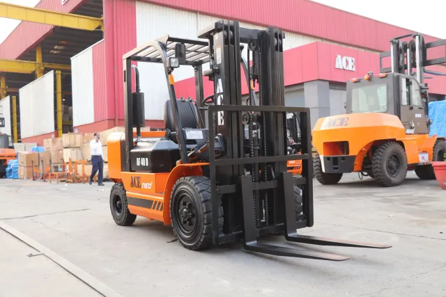 Imajen ida hatudu fábrika modernu ho forklift sira no armazén, ho símbolu petróleu no gráfiku prezu sae, ne'ebé ilustra mudan