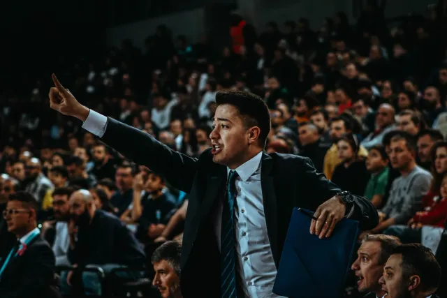 Imajen ida hatudu Donald Trump iha estadiu NBA ho torcedor barak, hanesan sinal kona-ba relasaun entre polítika no desportu
