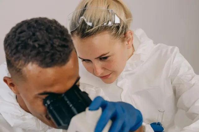 Imajen mak hakerek kona-ba sientista sira iha laboratóriu, haree móskepu no peskiza sainsia, hanesan ita nia kompreensaun kon