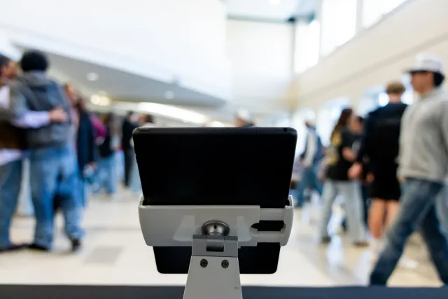 Ema barak iha konferénsia boot ho smartphone no laptop. Teknolojia muda ita-nia moris agora.