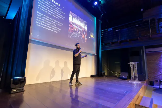 Imajen husi palco Microsoft Build 2026 iha San Francisco ho tela boot hatudu AI Copilot no Windows, ho arquitetura modernu no