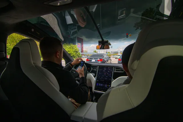 Tesla karreta ho teknolojia self-driving iha dalan iha Béljika, ho signage Flandres nian