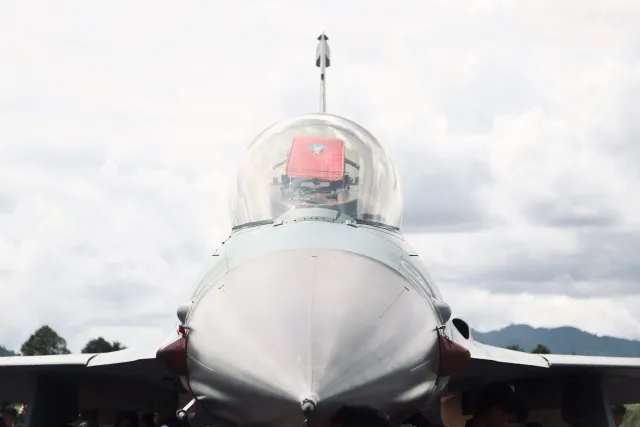 Avião jet KF-21 Boramae hosi Koreia Súl ne'ebé prontu ba entrega ba Indonézia, ho paint azul no bandeira rua iha asa, iha han
