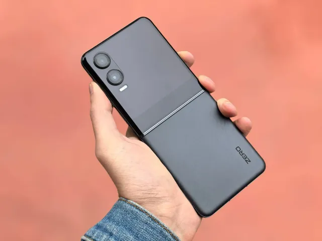 Imajen konseitu iPhone toman ho ekrã boot ne'ebé bele loke tiha, ho ikon aplikasaun iha sorin, hatudu oinsá teknolojia toman 