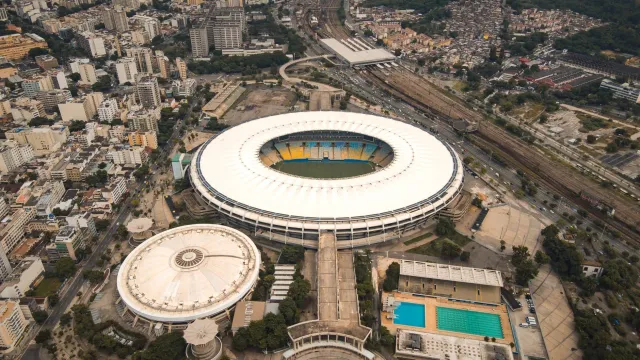 Imajen estadiu boot iha Mexico ho torcedor sira halao serimónia abertura Mundial 2026, ho bandeira nasaun tolu no luz kolorid