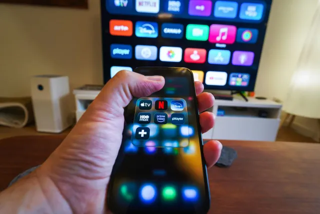 Imajen ida hatudu Apple Watch Series 5 iha meja, ho letra ki'ik sira hatudu katak watchOS 27 la fó apoiu tan ba modelu ne'e.