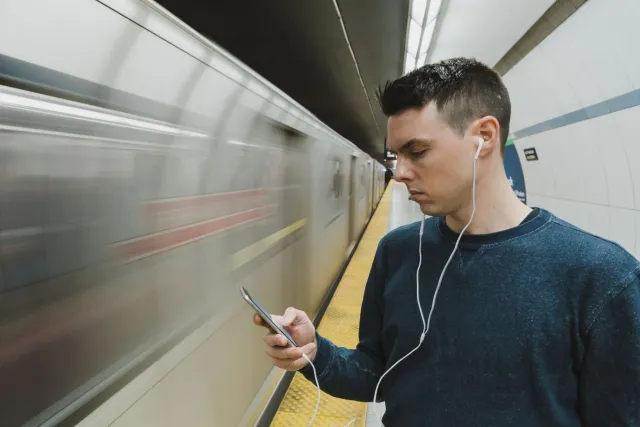 Imajen husi komutante sira uza telemóvel iha estasaun Metro subterrânia iha Mumbai, ho sinal rede móvel ne'ebé agora disponiv