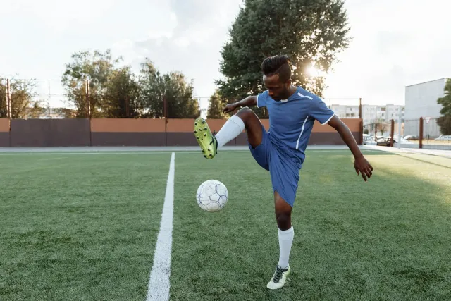 Atleta feto ida tuur hela iha kampu futebol, tiro hela bola ba iha rede, la iha ema seluk – hanesan Ansley Throener nia trein