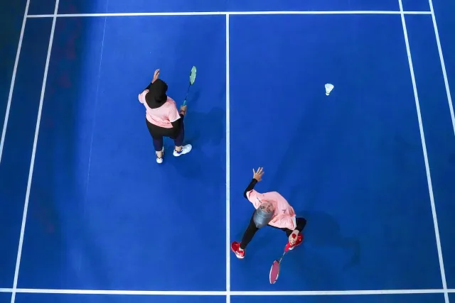 Tanvi Sharma no Malvika Bansod hosi India jogu badminton iha Australian Open Super 500 iha Sydney, ho fã sira hein iha arquib