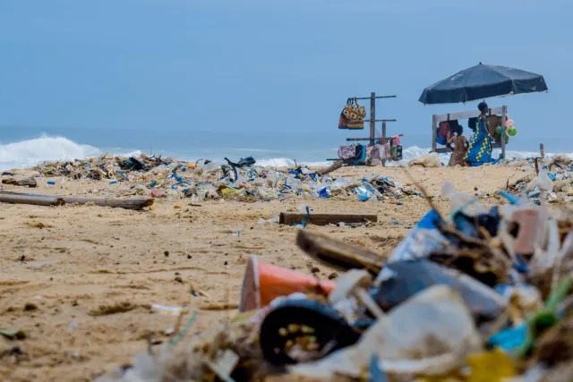 Imajen ida ne'ebé hatudu vendedor ilegal sangria iha praia, ho turista sira hemu, no avizu kona-ba risku saúde.