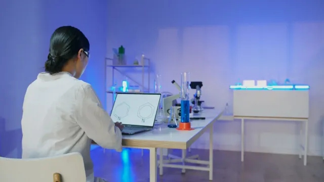 Imajen ida hatudu laboratóriu siénsia ho ekipamentu no dadus kiak (analiza dadus) — ne'e ilustra oportunidade siénsia dadus n