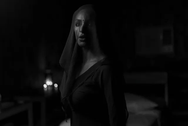 Shabana Azmi hanesan vilã iha filme Awarapan 2, hatudu nia ekspresão séria no forte, ho roupa eskur ka elegante, iha fundu ne
