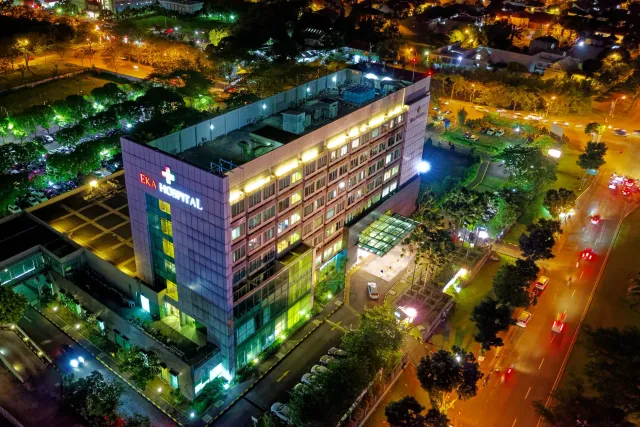 Imajen ida husi ospitál foun iha Chandigarh ho edifísiu modernu no equipamentu médiku. Ne'e ilustra investimentu infraestrutu