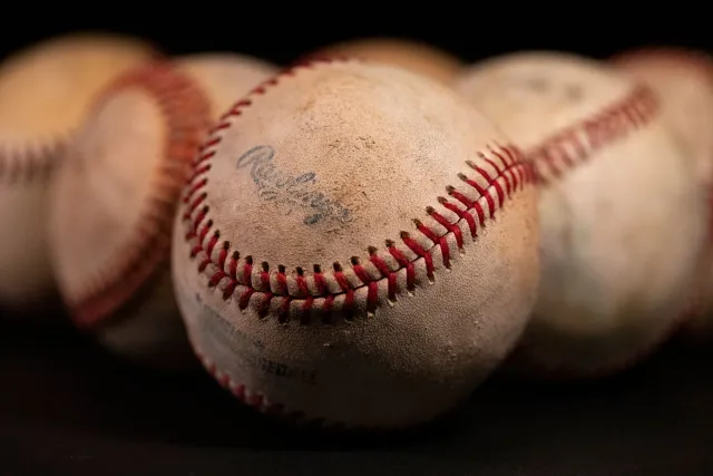 Max Scherzer, pitchér ida husi Toronto Blue Jays, iha kampu beisbol, hatudu nia rekorde históriku 3000 strikeouts.