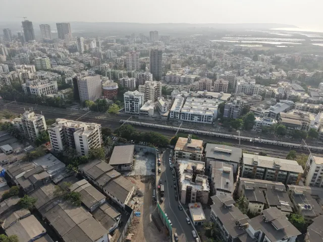 Imajen hatudu obra konstruksaun hotel Marriott foun iha India, ho símbolu kresimentu ekonomia no demografia jovem iha kotuk