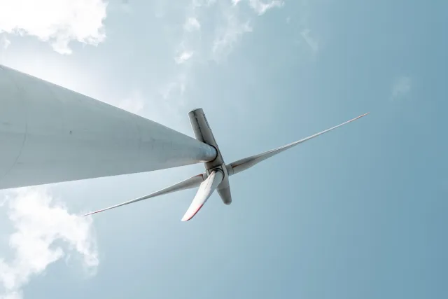 Imajen ida hatudu mapa mundu ho liansa teknolojia entre nasaun sira, ho símbolu AI, drone, no ferrovia, atu ilustra oinsá pod
