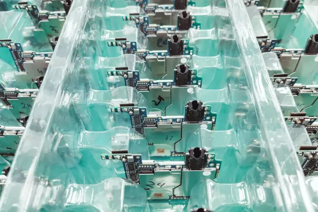 Imajen ida husi fábrica Samsung nian ne'ebé prodús xip AI, ho mákina no teknologia avansadu, hatudu oinsá produsaun xip moder