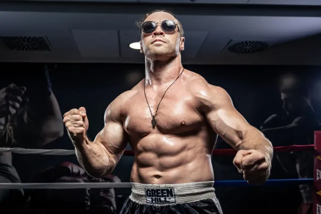 Imajen husi Tommy Fury no Eddie Hall iha face-off boxe ho isin ne'ebé treina, hanesan show bodybuilding, iha eventu promosaun