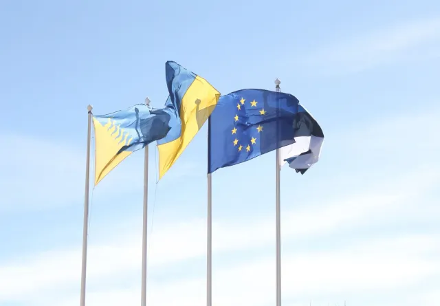 Bandeira Uniaun Europeia, bola basket, no kareta ki'ik Maruti iha salaun ekspozisaun, simboliza mudansa iha politika, desport