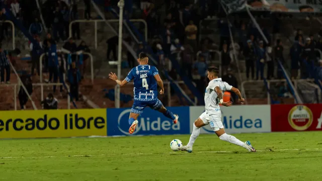 Imajen ida hatudu estadiu futebol boot no ekrã ne'ebé hatudu stream digitale, hanesan simbolu hosi ligasaun entre desportu no