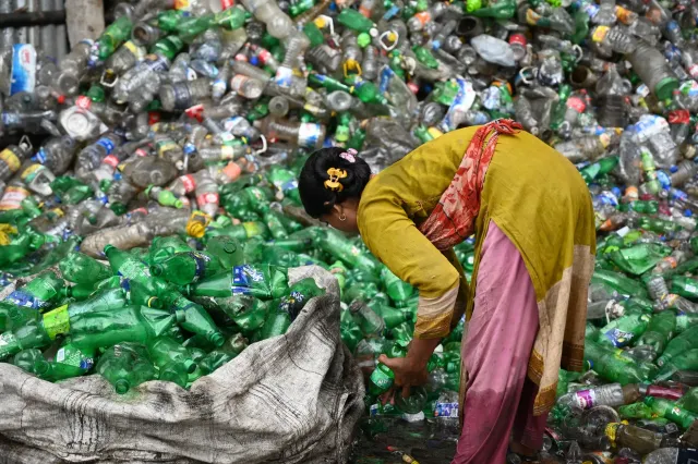 Imajen hatudu unidade jestaun lixu plastiku iha Mandya, ho traballador sira rekolla no separa plastiku ba reciclagem, iha amb