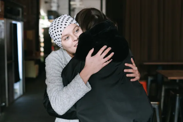Ema ida hola liman no fó apoiu ba ema seluk ne'ebé iha moras boot, hatudu solidariedade no kuidadu