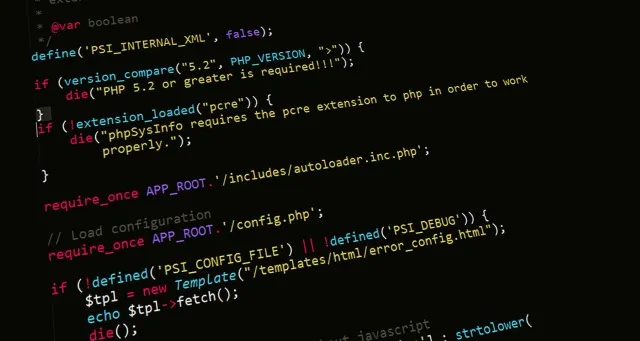 Imajen ida ne'e hatudu komputador ho kódigu PHP iha tela, no mos livru ida ho eskrita 'State of PHP 2026 Survey' iha oin, han