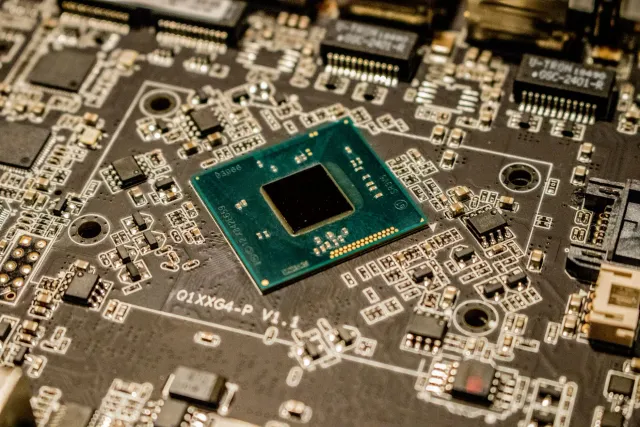 Imajen husi CPU Nvidia Vera foun ne'ebé sei lansa iha 2026. Chip nia superfísie metáliku ho logo Nvidia, reprezenta inovasaun