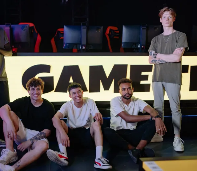 Ema barak tuur iha eventu Summer Game Fest 2026, ho pijina boot hatudu jogu foun, iha ambiente animadu no luak.