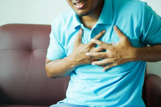 Imajen ida ne'e hatudu atleta joven ne'ebé korre iha parke, ho simbolu korasaun no mapa mundi iha fundu, representasaun risku