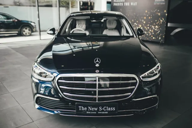 Mercedes-Benz S-Class facelift versaur foun iha kór prata, ho disign modernu, iha estrada urbanu iha Índia