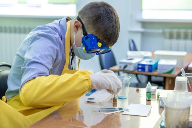 Imajen laboratoriu foun ho teknologia AI no korpo ema ne'ebé halo analiza di'ak