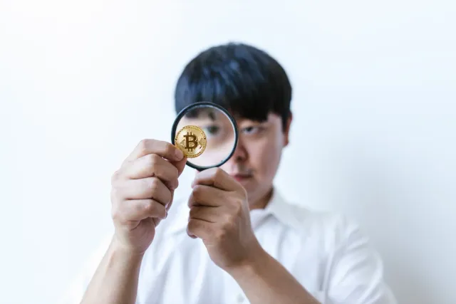 Imajen ilustrasaun kona-ba eskânderu Bitcoin iha Karnataka, ho nasku SIT no komputadór kriptomoeda
