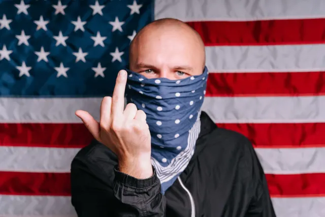 Imajen hatudu Sean Strickland ho background White House, simboliza kontrovérsia entre UFC no politika iha eventu Freedom 250.