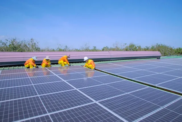 Imajen husi kompeténsia instalasaun painel solar Sungrow Master iha Makati, Filipinas, iha tinan 2026. Tékniku sira servisu h