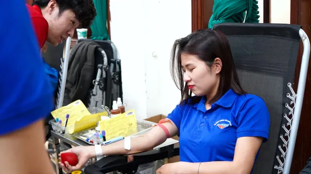 Ema doa sangue ho voluntáriu iha sentru saúde, hanesan sinal esperansa no solidariedade ba saúde públika