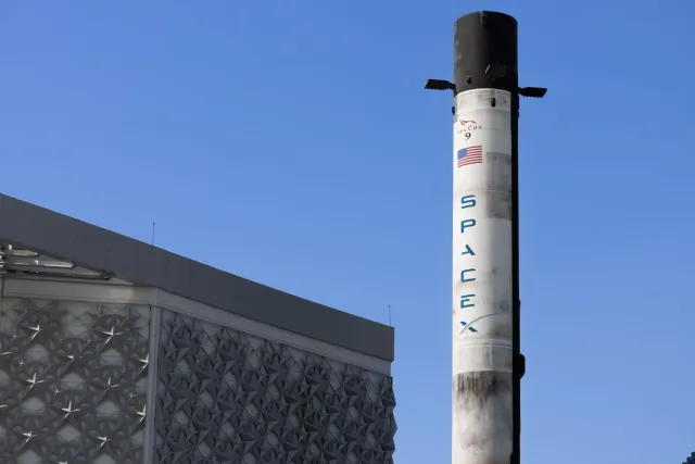 Foguete SpaceX lansa hela iha céu, ho nia luz boot no fumaça, simboliza inovasaun teknolojia no poder osan ne'ebé muda tiha m