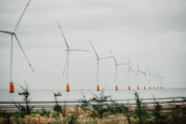 Shell nia wind farm offshore no levy turístiku iha Stirling hatudu oinsá mudansa enerjia no politika fiskal afeta negósiu lok