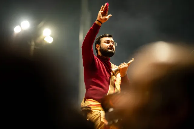 Anil Kapoor hamriik iha palco ho sorrisu, hatudu promu ba show India Ke Top 1% iha Star Plus, ho fundu neon no textu 'Jugaad'