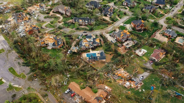 Imajen kona-ba dano hosi tornado iha Illinoi ne'ebé afeta moris no energia