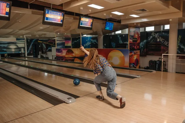 Máquina oil Kegel tau tiha lane oil iha pista bowling ho padrão espesífiku, hatudu tiha oinsá mina aplika tiha ho teknolojia 