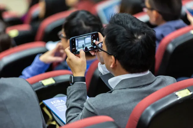 Ema barak tuir eventu teknolojia ho smartphone iha liman, hatudu katak mudansa teknolojia ne'e relevante ba ema hotu