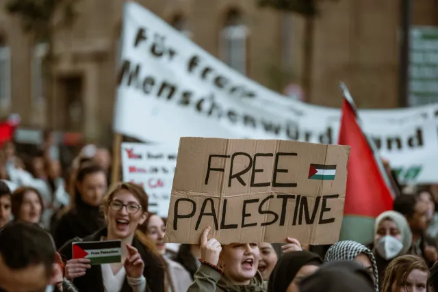 Imajen tribunal ho ema barak protesta ba justisa Palestina, hatudu oinsá justisa no polítika la hanesan fali