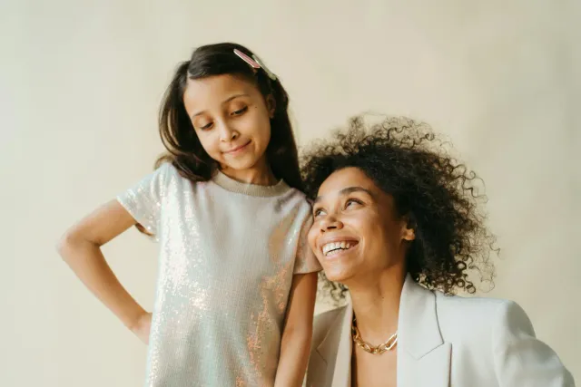 Imajen kolaj ne'ebé hatudu Kangana Ranaut koalia iha eventu, Halle Bailey ho nia oan, no gráfiku finanseiru Moving Media nian