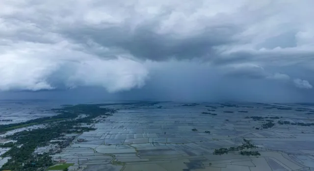 Imajen hatudu rai maran ho ai-hun mate no udan la'o hela iha distánsia, hanesan sinal kona-ba mudansa klimatika no El Niño ne
