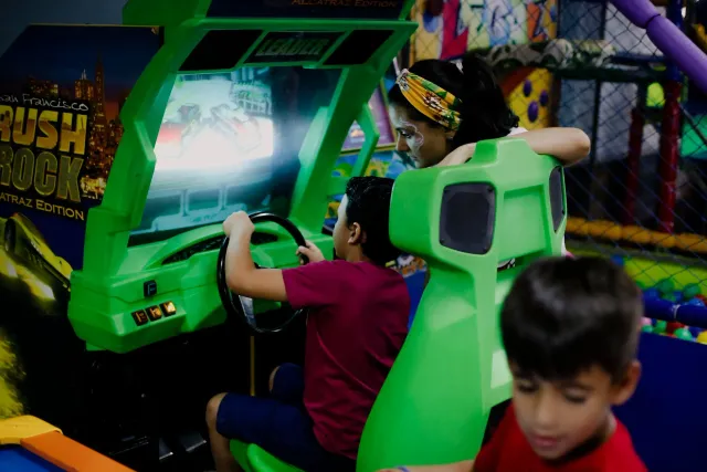 Imajen husi jogu video Sonic Racing CrossWorlds, hatudu karakter Knuckles iha karitu, ho fundu estrada no sinal aniversáriu 3