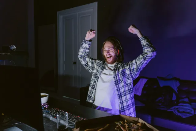 Imajen ida hatudu streamer Clavicular hodi hatudu emosaun durante live stream iha plataforma Kick, ho héin sira komentáriu ih
