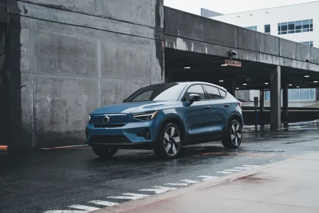 Imajen ida hatudu Volvo EX60 modelu elektriku foun ne'ebé Volvo lansa atu hadia sira nia estratejia EV